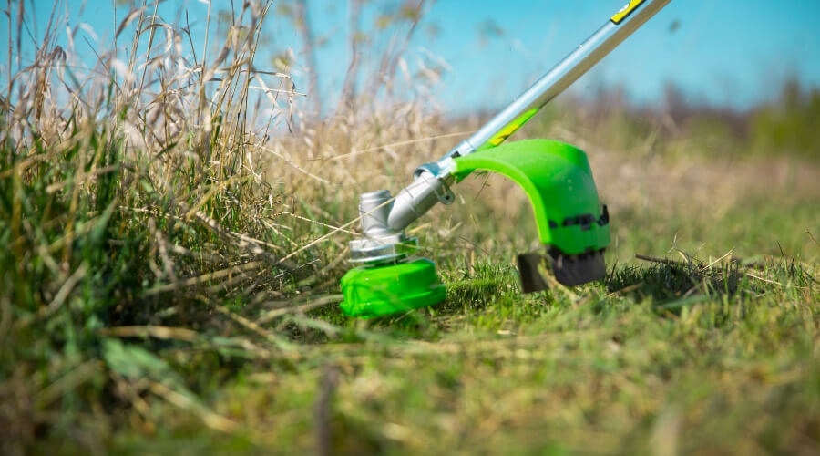 Использование беспроводного садового триммера для нежелательной растительности