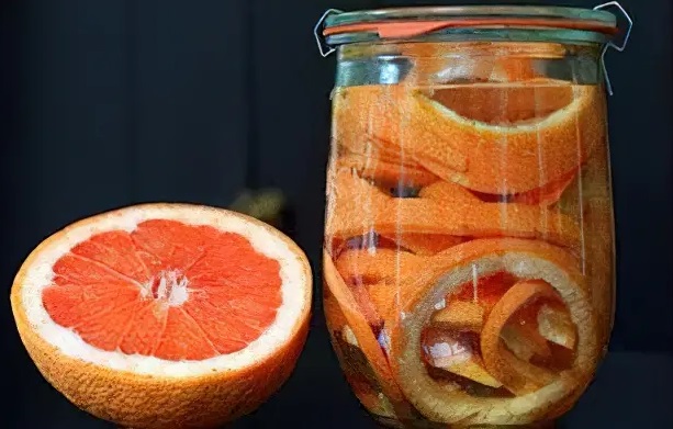 Настой из кожицы апельсинов – это эффективное натуральное удобрение, стимулирующее быстрый рост и обильное цветение герани.