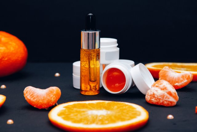 Корку мандарины используют в косметологии