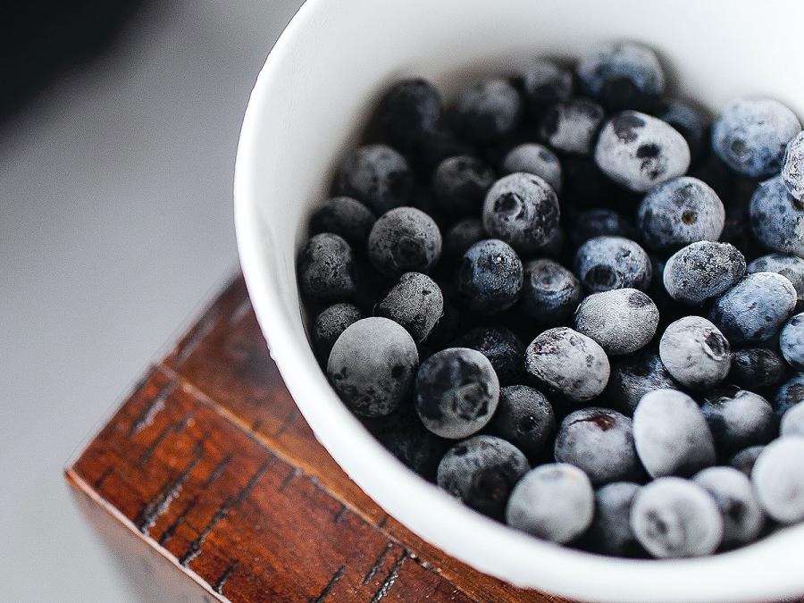 Замораживание голубики — один из самых удобных и одновременно эффективных способов подготовки ягод на зиму.