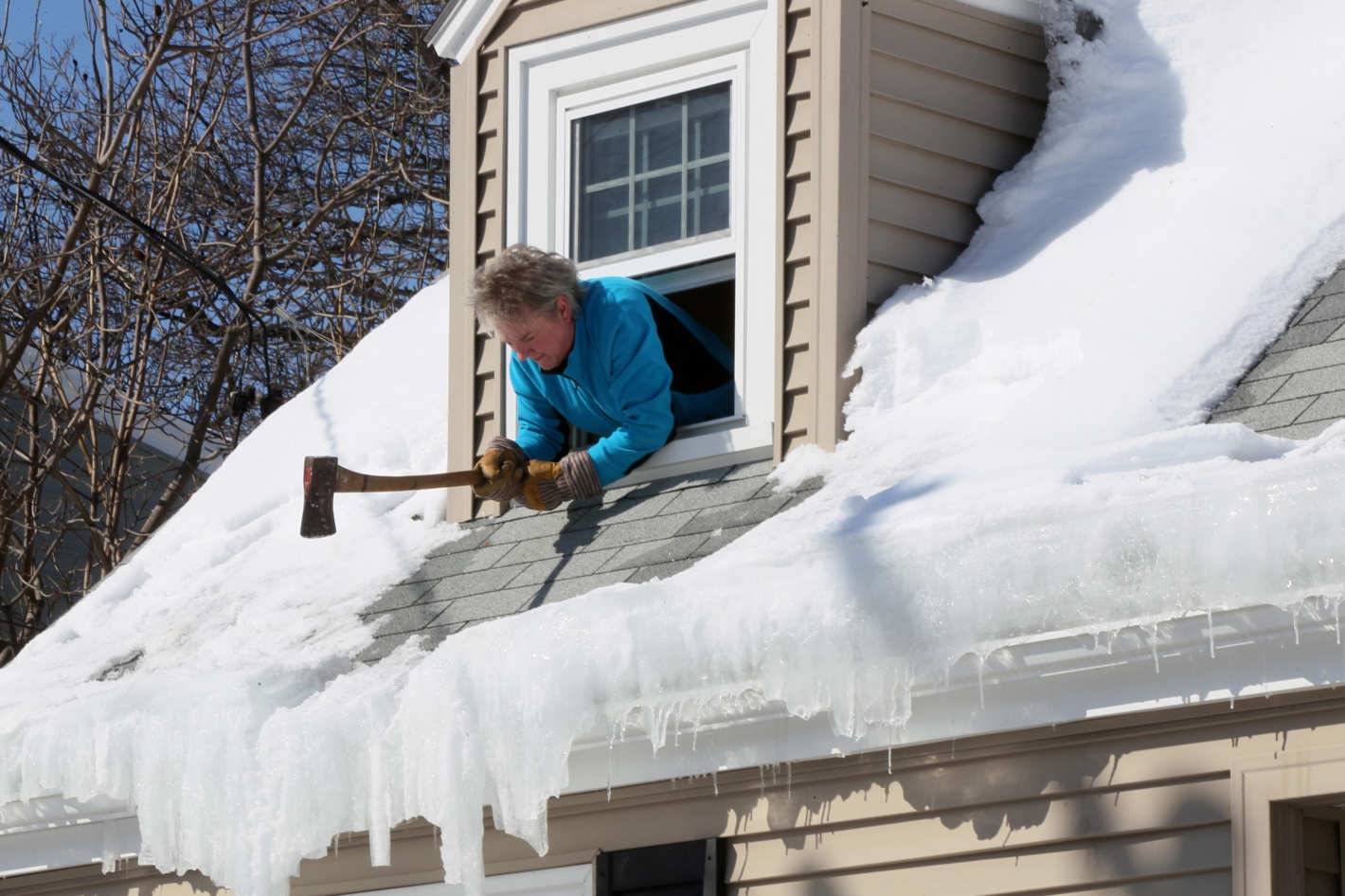 Прибирання будиночка після холодів