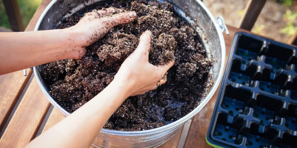 В домашних условиях для приблизительного определения объема можно использовать ведро или алюминиевую кастрюлю.