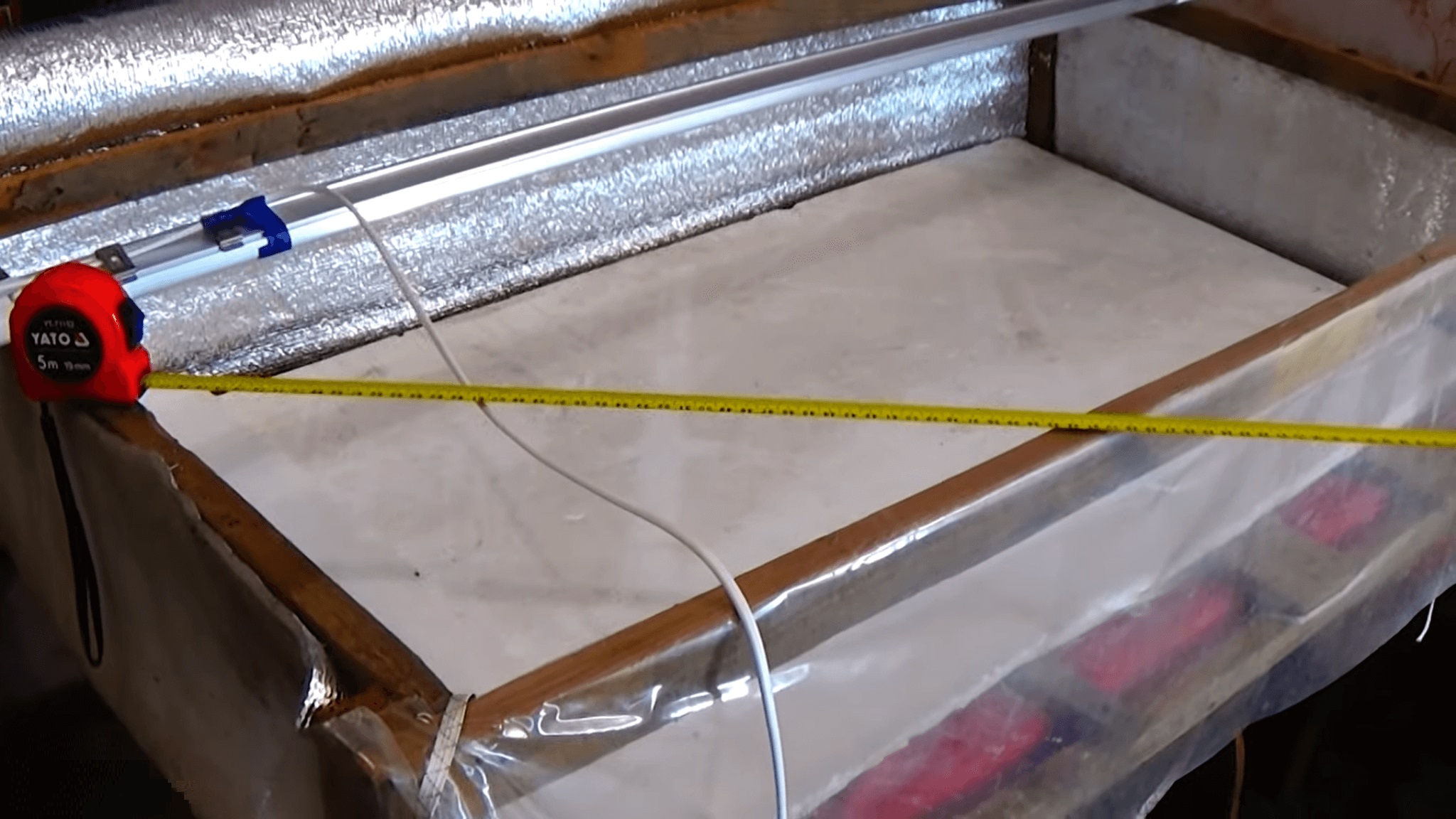 Пенопласт в конструкции мини-теплицы выполняет важную функцию термоизоляции.